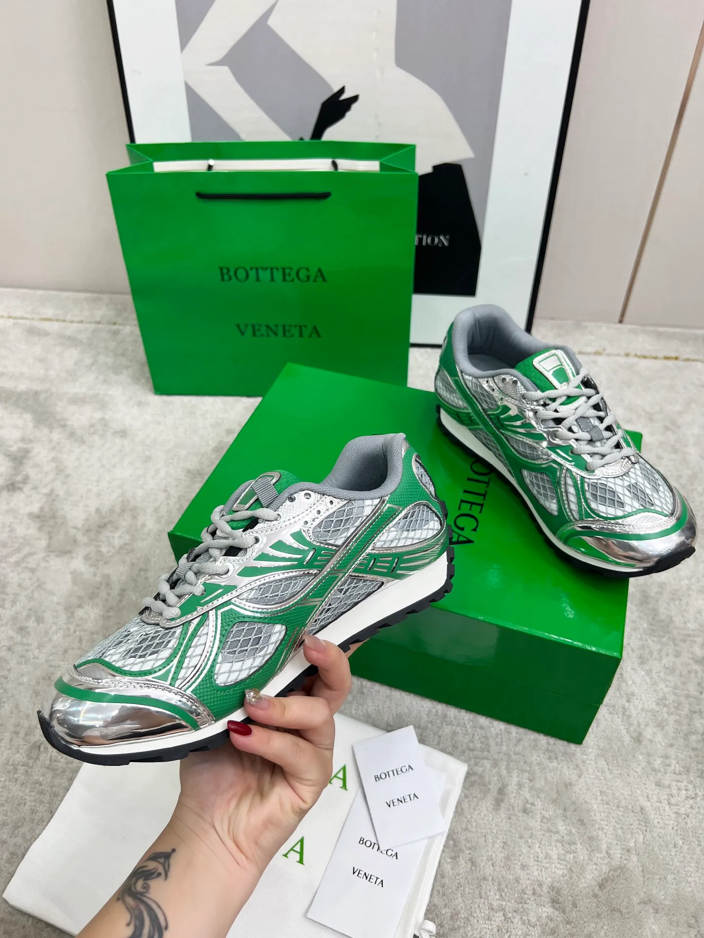 P540. Top version (couples model) Bottega Veneta Bottega Veneta 23ss autumn and winter show BV Orbit sneakers Wang Yibo's same style couples casual shoes dad shoes! Runner sneakers! Original purchase and development!  Made of original lightweight technical mesh fabric, the same as the original version! The process is complicated!  Paired with a rubber outsole designed with a geometric pattern, the high version of the Wang Zha series is actually much taller, but the legs still look slim. Very nice. Durable and playable, standard and version-matching shoe package technology, look for high-end versions. The original outsole is exclusively molded, and the color-blocked TPU outsole is used. The material and weight are the same as the original!  Size: #Female 35-41 (40 and 41 customized sizes are non-refundable) Male 39-45 (45 size customized are non-returnable and exchangeable)